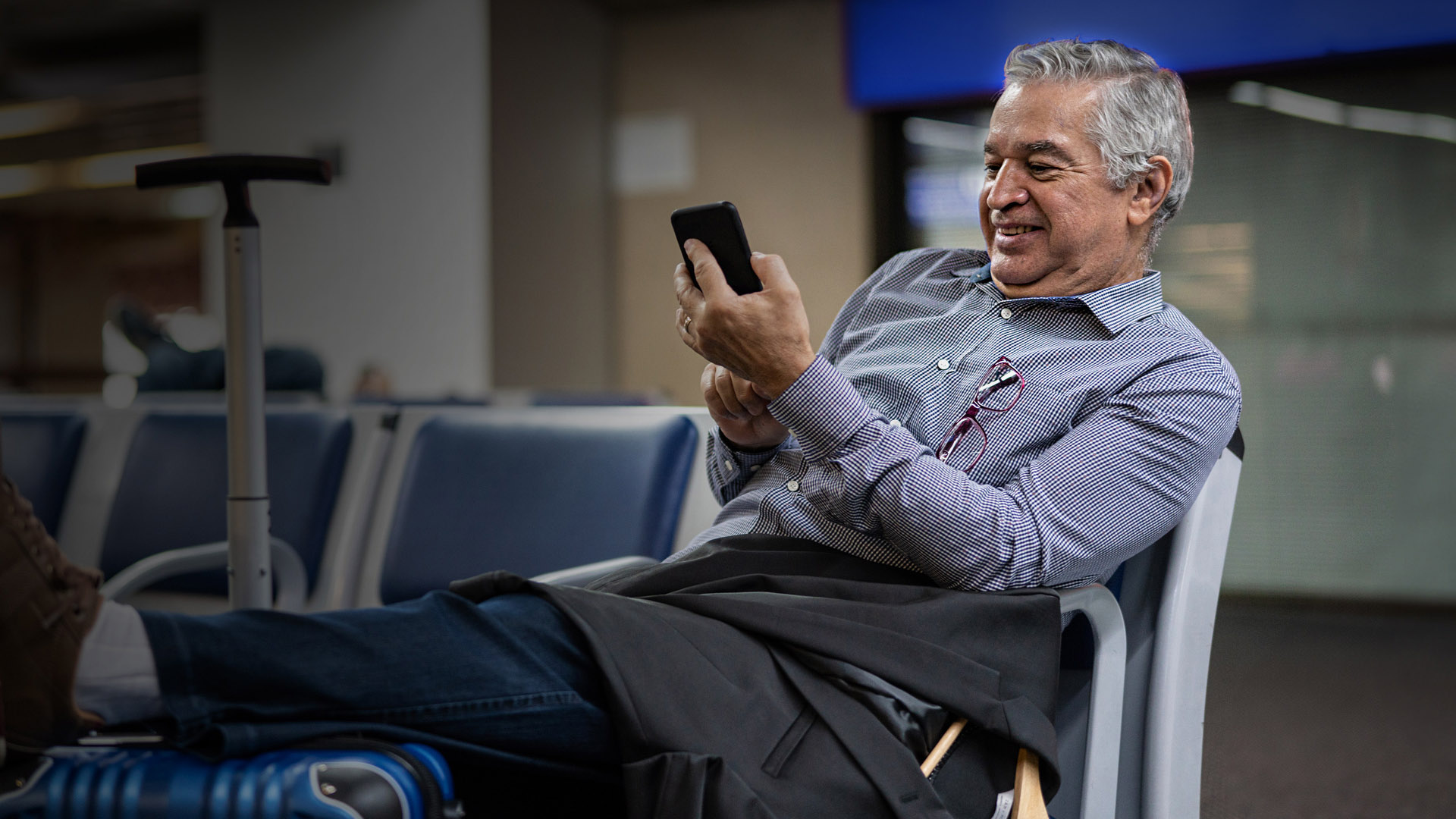 A United Airlines passenger receives a message about his flight.